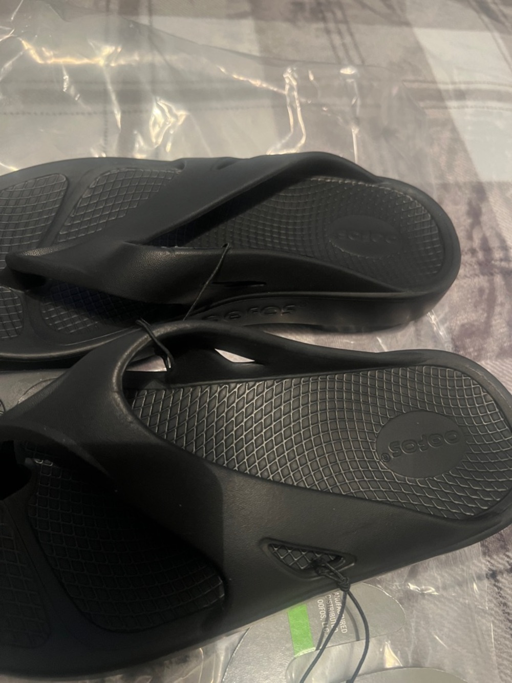 OOFOS Women’s Black Recovery Flip Sandals - Picture 2 of 7
